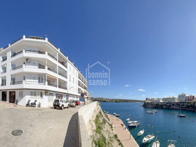 Große Wohnung im ersten Stock mit malerischem Blick über den Hafen von Mahon. Menorca
