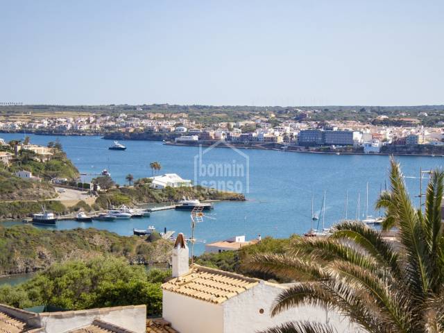 Schöne Villa mit Panorama-Blick über die Hafeneinfahrt von Mahon auf Menorca.