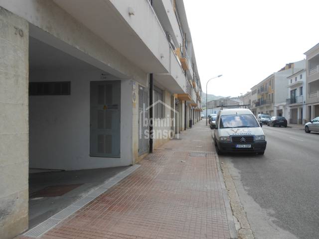 Plaza de aparcamiento en el pueblo de Es Mercadal, Menorca