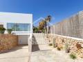 Villa moderne et élégante orientée plein sud avec une vue magnifique sur la mer.