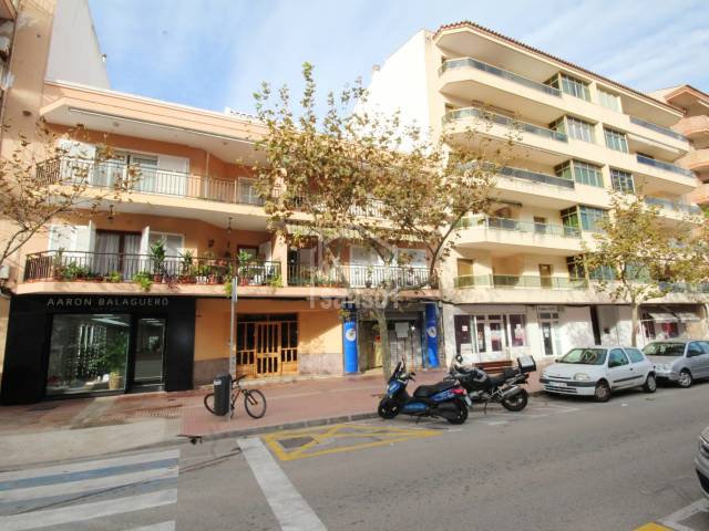 Moderno local comercial en zona residencial de Mahón, Menorca