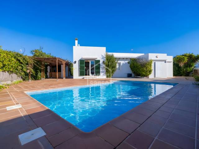 Chalet indipendente con piscina privata e licenza turistica a Cala Blanca, Ciutadella, Minorca