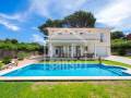Invierte en Calidad de Vida y Rentabilidad: Villa con Licencia Turística en Son Parc, Menorca