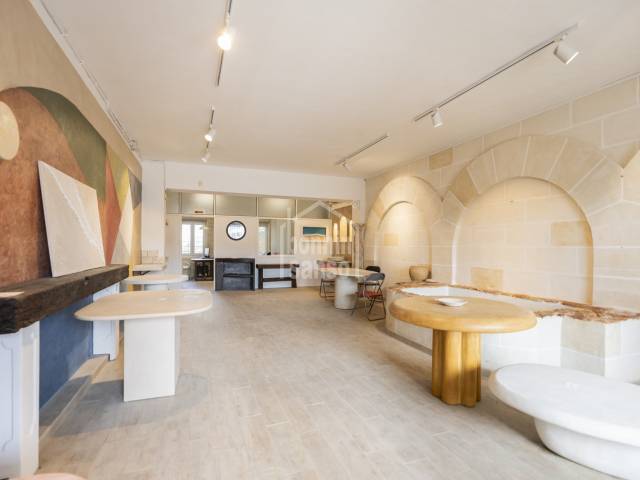 Entrepôt commercial avec showroom, bureaux et espace de stockage dans la zone industrielle de Mahón, Minorque
