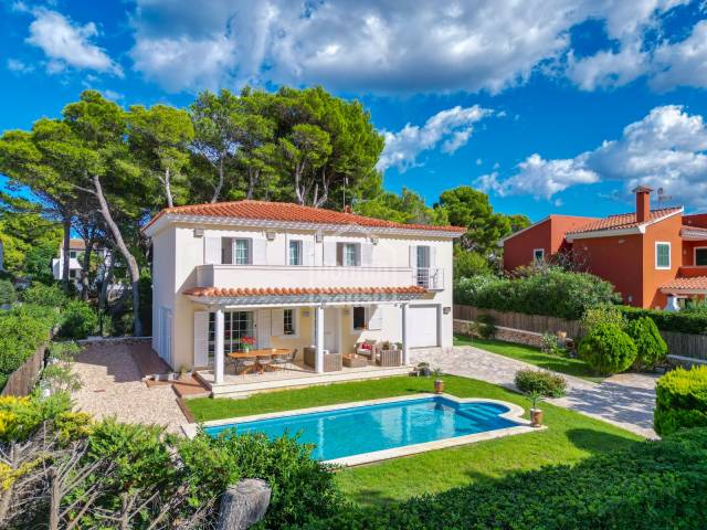 Invierte en Calidad de Vida y Rentabilidad: Villa con Licencia Turística en Son Parc, Menorca