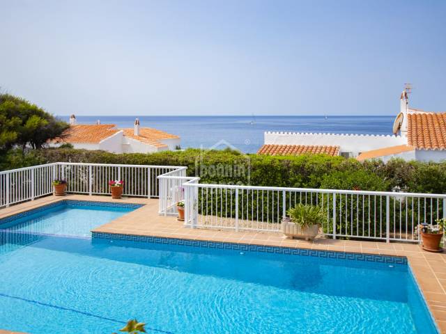 Très belle villa avec jardin, piscine et vue mer à S'Atalaya près de Cala Torret et Binibeca, Sant LLuís, Menorca.