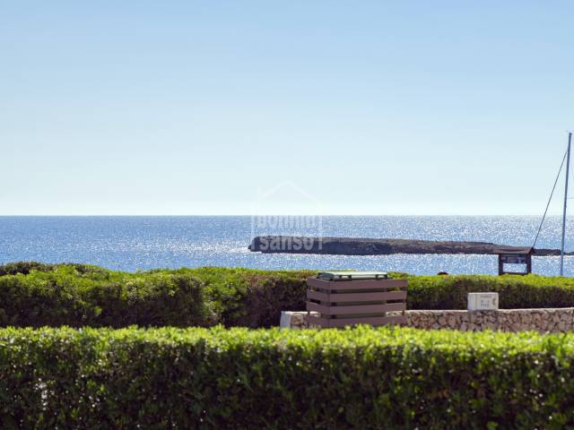 Villa an der Frontlinie von Binisafua Rotter mit Meerblick. Menorca