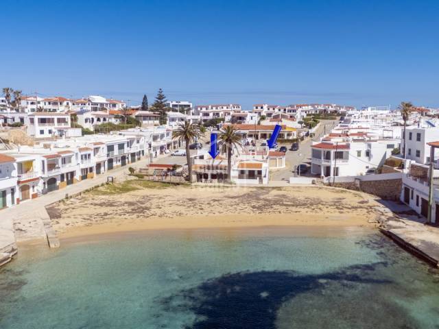 Haus in zwei Baukörpern in erster Meereslinie in Macaret, Menorca