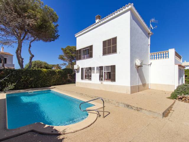 Encantador xalet amb piscina a Cala blanca, Ciutadella