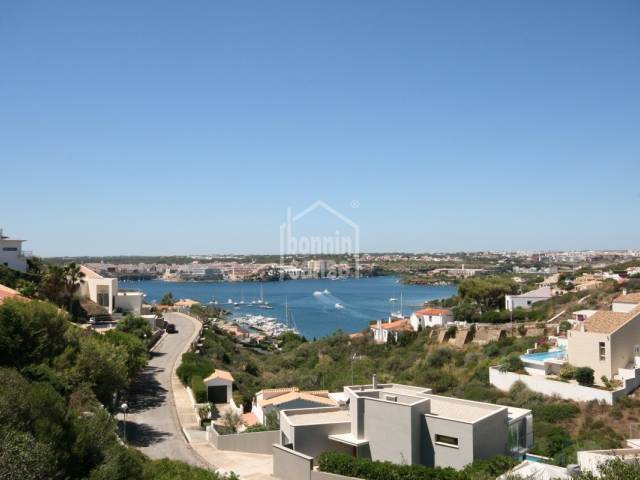 Terreno con proyecto y licencia de obra, con vistas espectaculares en Cala Llonga, Menorca