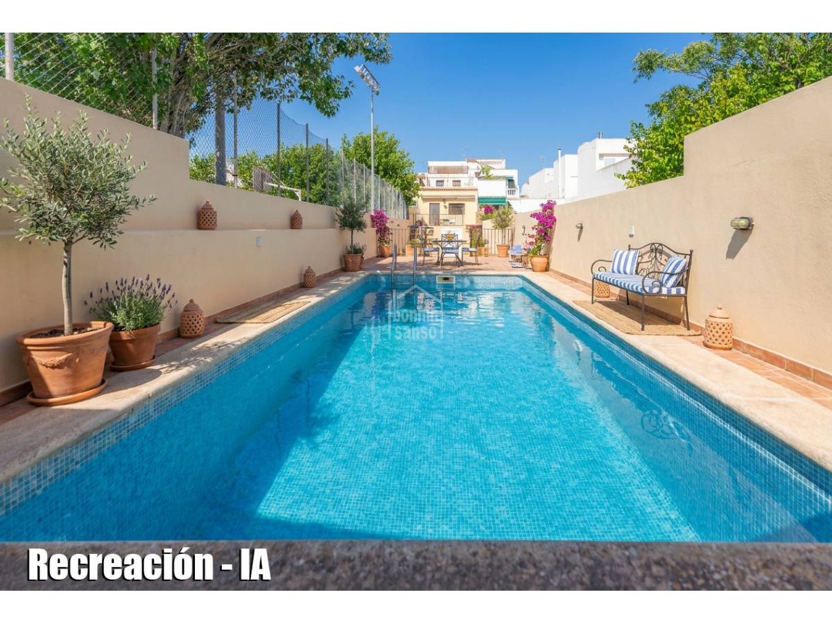 Encantadora casa con jardín y piscina en el corazón de Mahón, Menorca