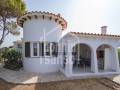 EN EXCLUSIVA. Bungalow de 3 dormitorios con jardín y piscina comunitaria en Los Delfines
