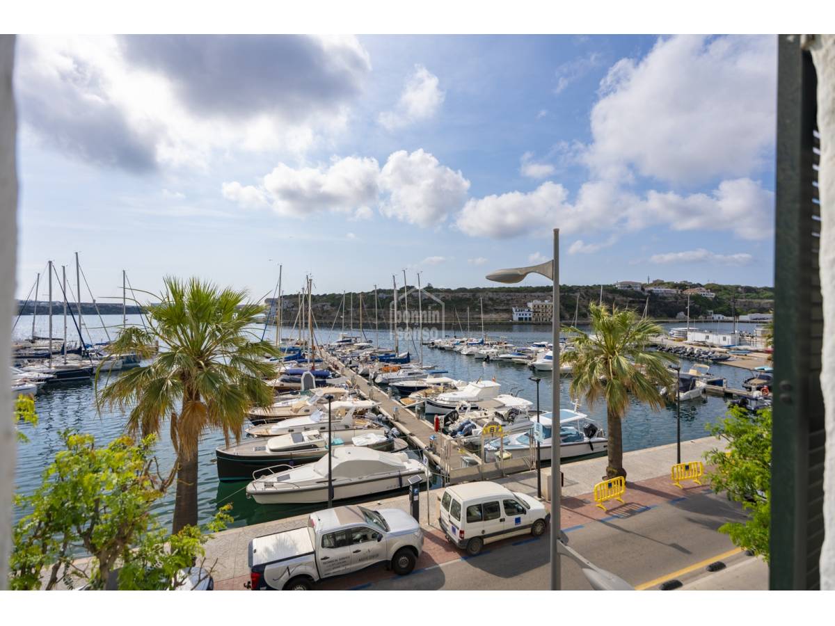 Exclusiva vivienda con terrazas y vistas privilegiadas sobre el Puerto de Mahón. Menorca