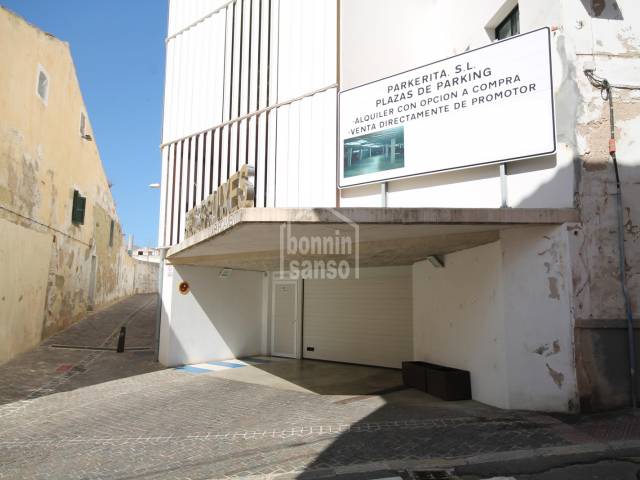 Parkings en el centro de Mahon. Menorca