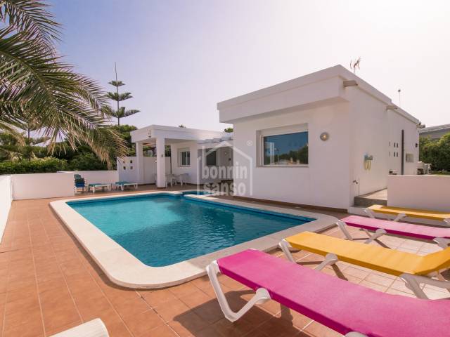 Villa contemporánea con orientación a poniente cerca de la playa Son Saura Nord y el Campo de Golf Son Parc. Menorca