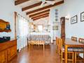 Chalet con piscina in comune in seconda linea sul mare a Cala Blanca, Ciutadella, Minorca