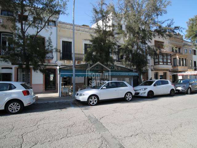 EN TRASPASO. Bar Cafetería en la Plaza Explanada de Mahón, Menorca.
