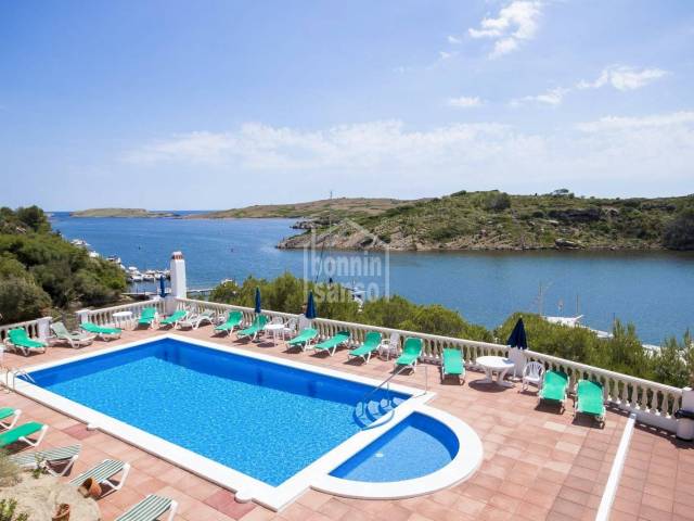 Precioso apartamento con vistas al puerto deportivo en Addaya, Menorca.