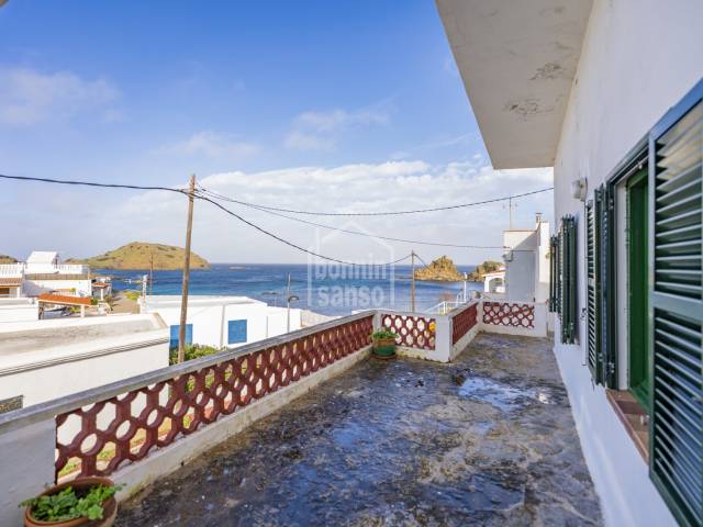 Caseta de playa para reformar junto al mar en Cala Mesquida. Mahon. Menorca
