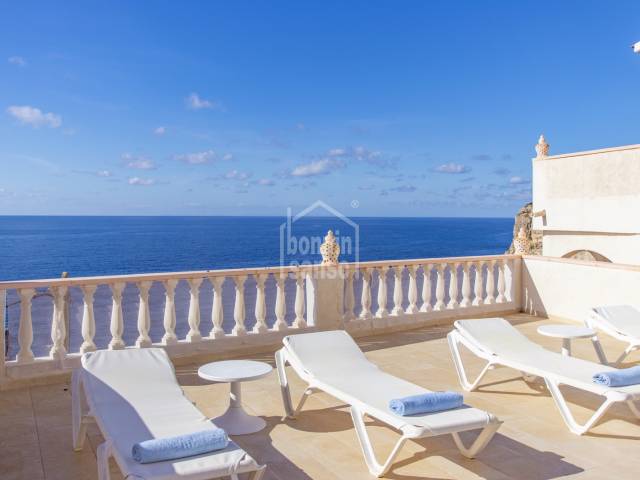 Superbe villa avec licence touristique et vues privilégiées sur la mer, située à Cala’n Porter, Minorque.