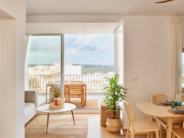 Penthouse ohne Aufzug. Dafür mit etwas, das man nicht kaufen kann… Horizont. Mahón, Menorca.