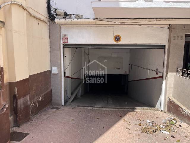 Ampio Garage in una Posizione Privilegiata a Mahón Menorca