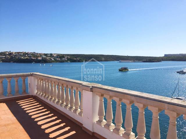 Maison emblématique avec terrasse et piscine en première ligne avec une vue spectaculaire sur Puerto de Mahón. Minorque