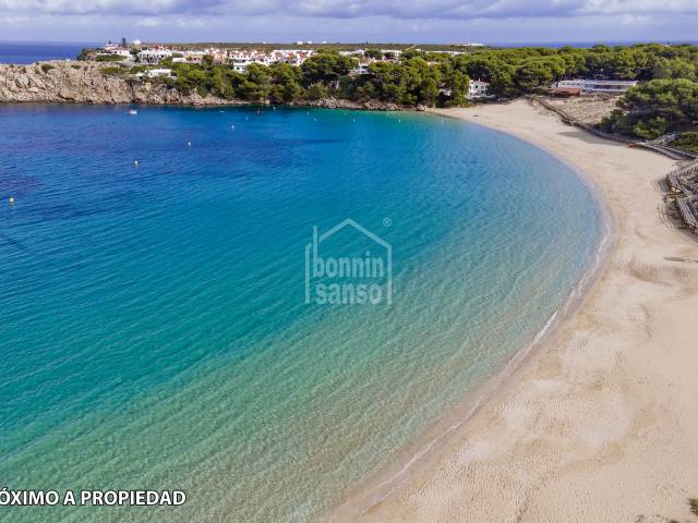 Parcela edificable con vistas al mar  y lindando con zona verde. Coves Noves. Menorca